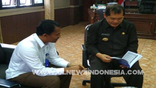 Ket foto : Bupati Karo Terkelin Brahmana SH bersama Kepala Statistik Kabupaten Karo tampak serius Berbincang bincang Prihal Kependidikan di ruang kerja Kantor Bupati Karo Kabanjahe, Jumat (29/03) 2019