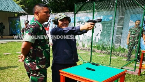 Ket foto  : Bupati Karo Terkelin Brahmana SH di ajari membidik lesan menggunakan G2 di lapangan Yonif 125 /Smb Kabanjahe, oleh Komandan Yonif 125 Smb Mayor Inf Anjuanda, Jumat (29/03) 2019