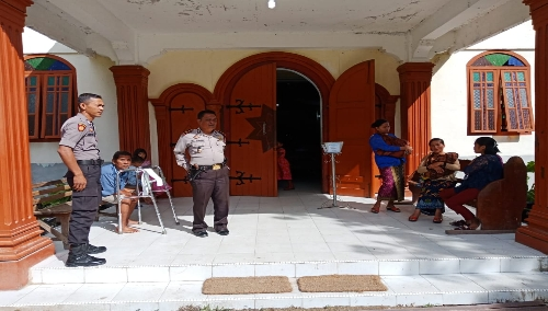 Foto : Kapolsek Bersama Bhabinkamtibmas polsek Simanindo BRIGADIR DJ.ARFAN dan BRIPTU GAUL SIALLAGAN melaksanakan pengamanan ibadah minggu di gereja HKBP TOMOK, Minggu (31/3) sekira Pukul 09.00 Wib.