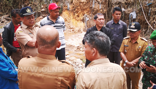 Bupati Karo Bersama jajaranya Berbincang di titik lokasi longsor di Desa Semangat Gunung Kec.Merdeka Kabupaten Karo, Senin (22/04) 2019