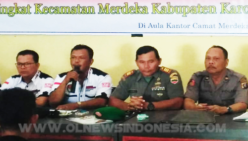 Ketua PPK Kecamatan Antoni Karo Karo membuka acara rapat Pleno penghitungan suara Pemilu 2019 di Aula Kantor Camat Merdeka Kabupaten Karo, Sabtu (20/04) 2019