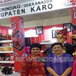 Ny.Sariati Sitompul (tengah) saat berada di Stand Disperindag Kab Karo dalam pameran dagang kerajinan Internasional (INACRAFT) yang berlangsung di Jakarta Convention Center, Rabu (24/04) 2019