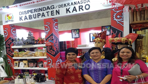 Ny.Sariati Sitompul (tengah) saat berada di Stand Disperindag Kab Karo dalam pameran dagang kerajinan Internasional (INACRAFT) yang berlangsung di Jakarta Convention Center, Rabu (24/04) 2019