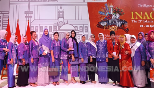 Ny.Sariati Sitompul berfose di sela sela kegiatan Pameran Dagang Kerajinan Internasional (INACRAFT) Bersama Ketua Dekranasda Sumut dan Ketua ASEPHI serta undangan lainnya, di Jakarta Convention Center Rabu (24/04) 2019