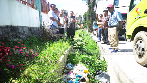 Bupati Karo, Anggota DPRD Karo Thomas Joverson Ginting, Ferianta Purba tampak Berbincang dan mengarahkan petugas kebersihan dan Satpol PP  untuk mem bersihkan lokasi sampah yang menumpuk, di Sepnjang jalanan pinggir kota Kabanjaheu, Jumat (05/04) 2019