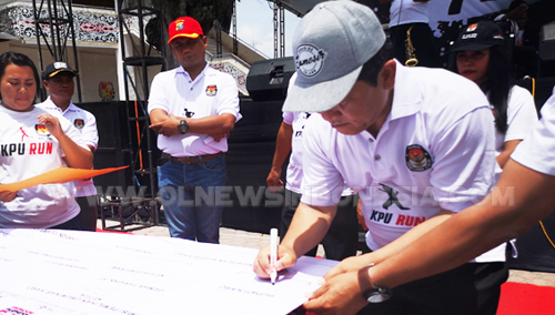 Bupati Karo saat membubuhkan tanda tangannya Pemilu Damai Tanah Karo di kegiatan KPU RUN di halaman kantor DPRD Karo, Minggu) 07/04) 2019