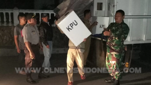 Ipda Joni Tiha dan anggota TNI melakukan pengamanan di Kecamatan Langowan Utara