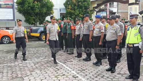 Kapolres Samosir AKBP.AGUS DAROJAD S.I.K, M.H menyampaikan amanatnya di depan personil TNI - POLRI Pada Apel pergeseran pasukan pengaman pemilu tahun 2019, bertempat di Mako Polres Samosir kecamatan Pangururan, Senin (15/4)
