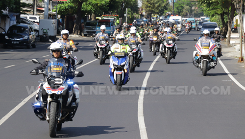 Kapolda Sulut Melakukan Patroli Gabungan Polri Dan TNI Menggunakan Sepeda Motor
