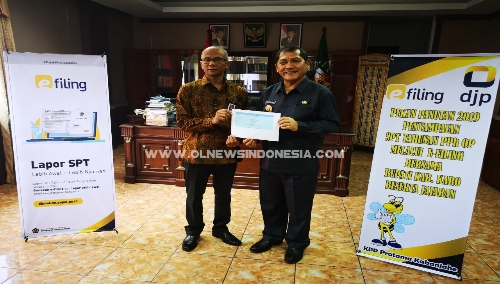 Ket foto : Bupati Karo Terkelin Brahmana SH menerima bukti tanda penyampaian pajak tahunan SPT pribadi, dari Kepala KPP Pratama Kabanjahe Amir Fauzi di ruang kerja Bupati Karo Kabanjahe , Senin (01/04) 2019