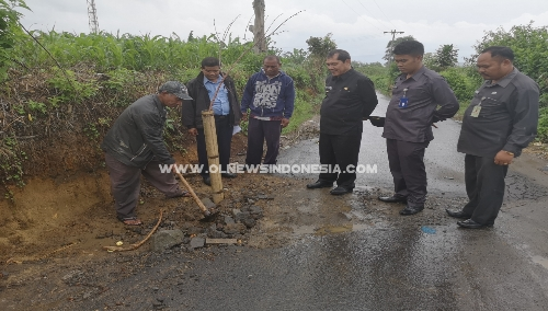 Ket foto : Bupati Karo Terkelin Brahmana SH didampingi Plt. Dirut PDAM Tirta Malem melakukan pengawasan perbaikan pipa air yang bocor di gang Garuda Kabanjahe, Senin (01/04) 2019