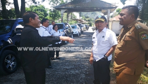 Ket foto : Bupati Karo Terkelin Brahmana SH bersama Brigjen Pol Atrial Kepala BNNP Sumut di lokasi lahan di Desa Lau Simomo Kec Kabanjahe, didampingi Camat Kabanjahe Leo Frans Surbakti, Selasa (02/04) 2019