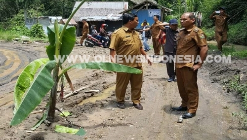 Ket foto : Kabid Bina Marga PU PR Hendra Mitcon Purba didampingi Camat Simpang Empat Amsah Peranginangin saat memantau langsung jalan yang ber lumpur di Desa Lau Benuken  Kec Simpang Empat, Selasa (02/04) 2019