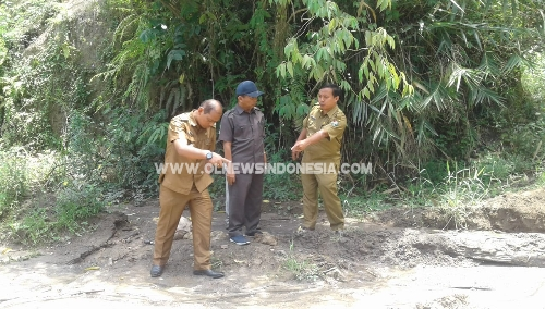 Ket foto : Kabid Bina Marga PU PR Hendra Mitcon Purba didampingi Camat Simpang Empat Amsah Peranginangin saat memantau langsung jalan yang ber lumpur di Desa Lau Benuken  Kec Simpang Empat, Selasa (02/04) 2019