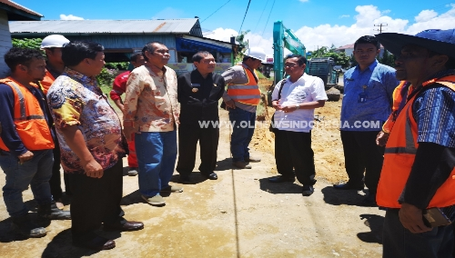 Ket foto : Anggota DPRD Sumut Komisi D Layari Sinukaban di dampingi Bupati Karo Terkelin Brahmana SH saat meninjau lokasi pelebaran Jalan Nasional Kabanjahe-Simpang Ujung Aji Berastagi, Kamis (40/04) 2019