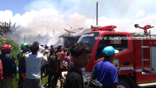 Ket foto  : Tampak Damkar milik Pemkab Karo saat memadamkan api yang menghanguskan rumah milik Riski Nasution, Di Desa Gurusinga Berastagi, Kamis (04/04) 2019