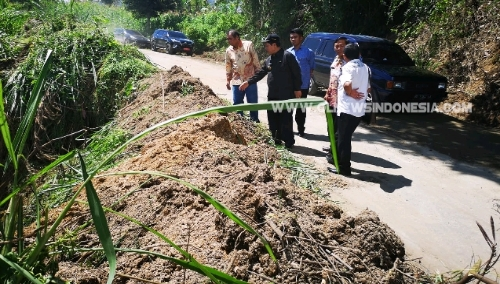 Ket foto : Bupati Karo Terkelin Brahmana SH didampingi Kabid Bina Marga Hendra Mitcon Purba saat meninjau lokasi longsor di Jalan Tiganderket - Simpang Empat,Kabupaten Karo Kamis (04/04) 2019