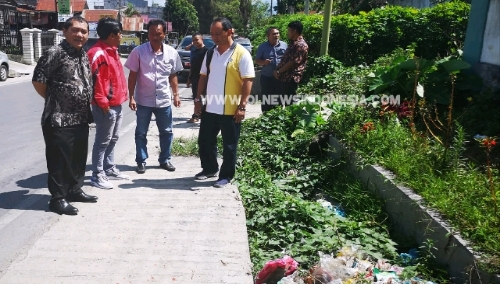 Ket foto  : Bupati Karo Terkelin Brahmana Bersama Anggota DPRD Karo Ferianta Purba Saat berada dilokasi parit yang di penuhi Sampah di Kota Kabanjahe , Jumat (05/04) 2019