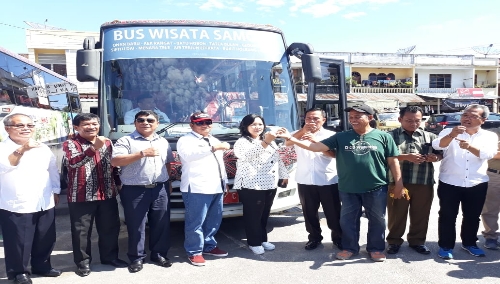 Foto : Bupati, Wakil Bupati, Ketua DPRD kabupaten Samosir bersama para OPD dan tokoh Masyarakat louncing Bus Wisata yang akan menjelajahi 12 titik objek wisata dengan rute Pangururan - Sianjur Mulamula dan Harian, Sabtu (13/4) di Terminal Onan Baru Kecamatan Pangururan.