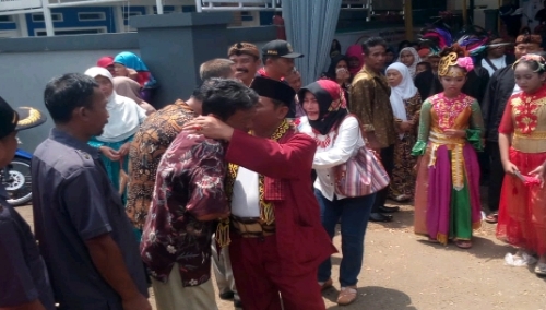 Foto : Kades Sutardi Beserta Istri menyalami warga  hadir dalam acara pelepasan Jabatan Kades yang berakhir masa jabatan,tampak Hadi Sutardi memeluk warga yang menangis haru.