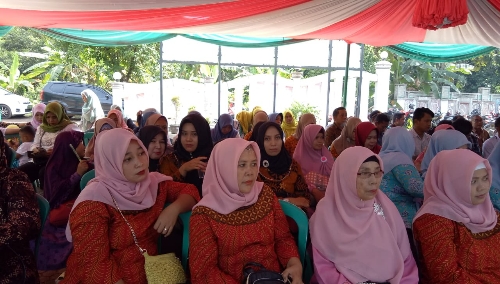 Foto : Ibu ibu warga Desa Situsari menghadiri Acara pelepasan Kades Situsari yang sudah habis Masa jabatan Periode kepemimpinan.