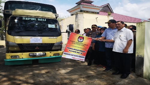 Ket foto  : Bupati Karo, Ketua KPUD, Bawaslu dan Polres Karo saat melepas keberangkatan armada logistik Pemilu ke Empat Kecamatan Di Wilayah Kabupaten Karo, Minggu (14/04) 2019