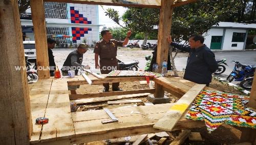 Ket foto  : Bupati Karo tampak serius menatap pembuatan pembangunan Sapo Angin di Lingkungan Kantor Bupati Karo, Kamis (25/04) 2019
