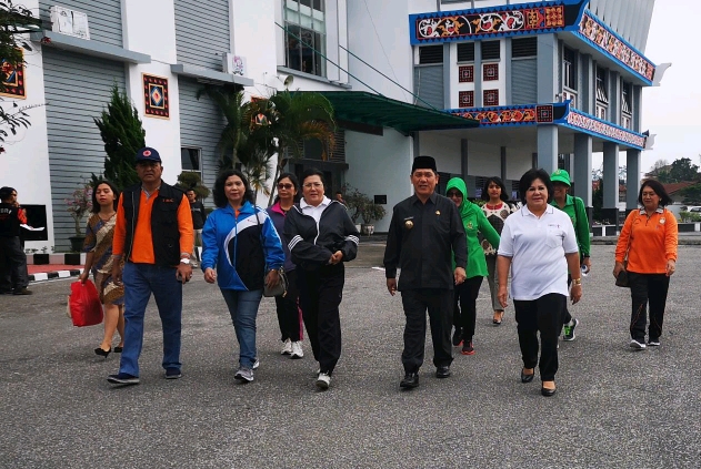 Ket foto : Bupati Karo Terkelin Brahmana SH, Wakil Bupati Karo Cory Seriwaty Br Sebayang yang di dampingi Ketua TP PKK Kab Karo Ny Sariati bersama Asisten 1 pemerintahan Drs Suang Karo Karo saat beranjak keluar dari kantor Bupati Karo, dalam mengikuti lomba gerak jalan, Jumat (26/04) 2019