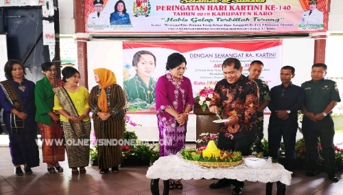 Ket foto : Bupati Karo Terkelin Brahmana SH saat memotong tumpang dalam acara memperingati hari Kartini ke 140 tahun di Pendopo Rumah Dinas Bupati Karo Kabanjahe, Sabtu (27/04) 2019