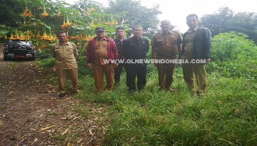 Ket foto : Bupati Karo Terkelin Brahmana SH didampingi Bappeda Ir Nasib Sianturi Msi, serta Camat Merek saat memantau lokasi di daerah Desa Tongging, Kec Merek, Kabupaten Karo, Selasa (30/04) 2019