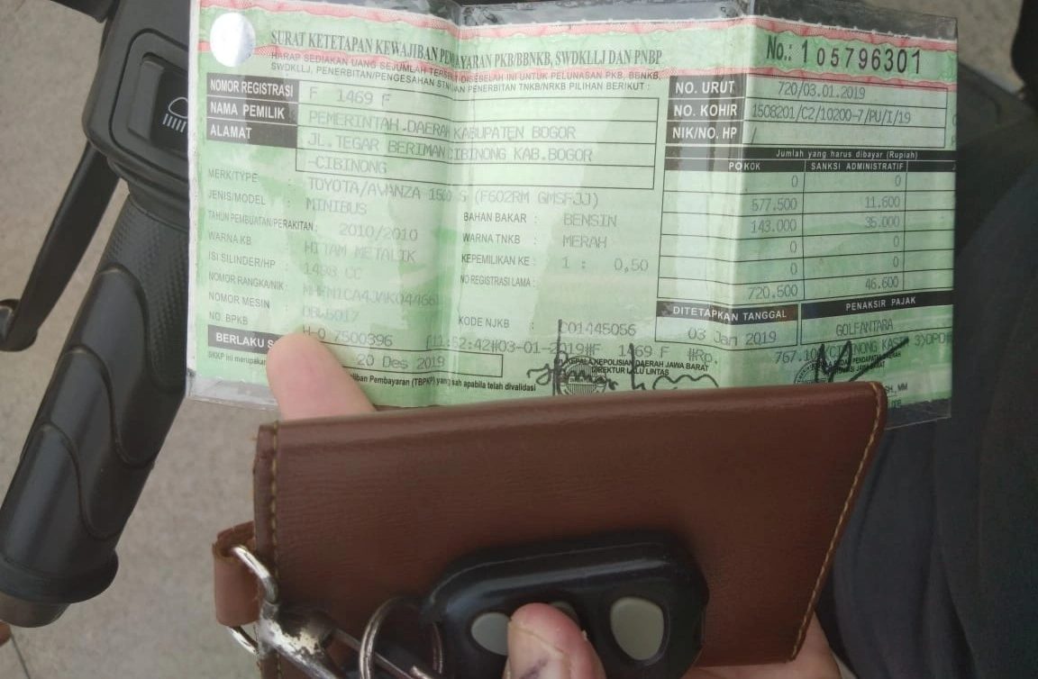 NGAMUK-ASN ketinggalan kunci dan STNK mobil,  dibantu petugas justru ngomel,  Minggu (07/04)