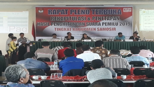 Foto : KPU Samosir menggelar rapat pleno rekapitulasi dan penetapan hasil penghitungan suara pemilu 2019 tingkat kabupaten Samosir, Rabu (1/5) di Aula Hotel JTS Parbaba.
