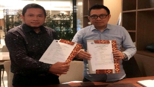 Foto : Ketua Dewan Pers Indonesia,Hentje Mandagai bersama Dirut PT APA,Ilham Ilyas berfoto bersama dengan memperlihatkan MoU yang telah di sepakati.Jumat(03/04)