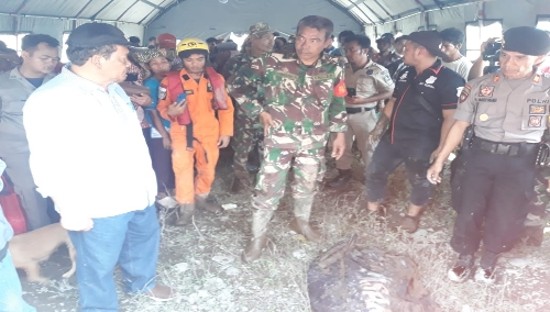 Foto : Bupati Samosir Drs.Rapidin Simbolon MM menunjau dan memberi  memberikan arahan kepada team gabungan basarnas disela jasad korban Tiaman boru Situmorang (66) di bersihkan oleh dinkes Samosir di tenda BNPB, Sabtu (4/5)