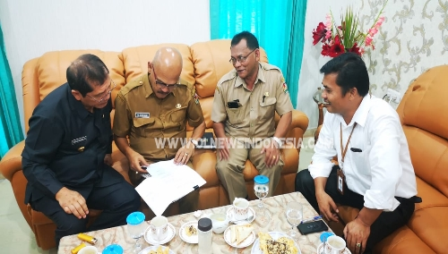 Ket foto  : Bupati Karo,Kadis PUPR dan Kepala Bappeda Karo saat menceking pembukuan utang Pemkab di hadapan Manager PLN UP3 Karo, di ruang kerja kantor UP3 Jalan Gundaling II Berastagi, Senin (06/05) 2019