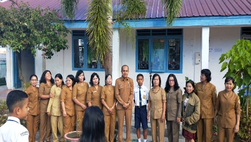 Foto : Kepala Dinas Pendidikan Samosir, Rikardo Hutajulu foto bersama Fransisko Sitanggang (tengah)  beserta kepsek dan guru SMPN 1 Palipi, disela kunjungannya, selasa (7/5) di SMPN 1 Palipi Samosir