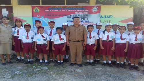 Foto : Kepala Sekolah SDN 16 Parmonangan, Parlindungan Simbolon SPd (tengah) dan para tenaga pendidik foto bersama disela siswa siswi sebelum mengikuiti ujian sekolah, Selasa (7/5)