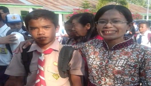 Foto : Kepala SMPN 1 Palipi foto bersama  Frasisko Sitanggang (baju pramuka), Selasa (7/5)