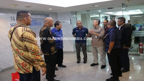 Ket foto  : Bupati Karo Terkelin Brahmana SH didampingi Kepala Bappeda Ir Nasib Sianturi Msi dan Ajudan Bupati T. Sembiring saat Berbincang bersama pihak PGE Pusat  di Lobi Kantor PGE di Jakarta Pusat , Jumat (10/05) 2019