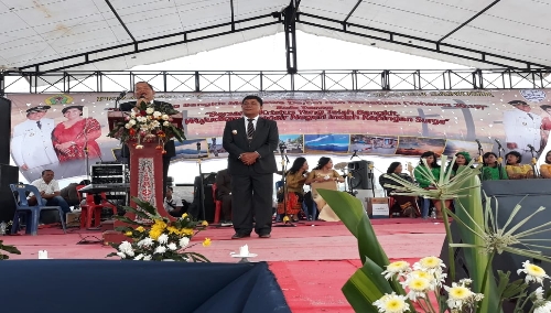 Foto : Bupati dan Wakil Bupati Samosir disela memberi kata sambutan pada perayaan paskah Oikumene pemerintah kabupaten samosir di Pantai pasir Putih Pandua kecamatan Nainggolan,.Jum'at (10/5)