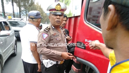 Ket foto  : Kapos Lantas Berastagi Ipda Poltak Hutahean saat berada di TKP mengamankan situasi, Jumat (10/05) 2019