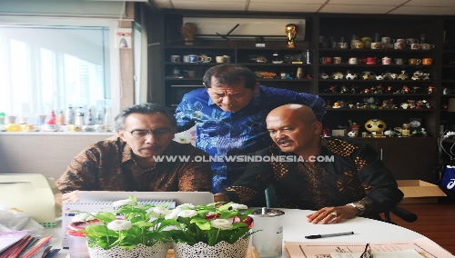 Ket foto  : Bupati Karo Terkelin Brahmana (tengah) tampak serius ber bincang dengan Deputi Infrastruktur Kemenkomaritim Ridwan Jamaluddin di ruang kerjanya Jalan MH. Thamrin Jakarta Pusat, Sabtu (11/05) 2019