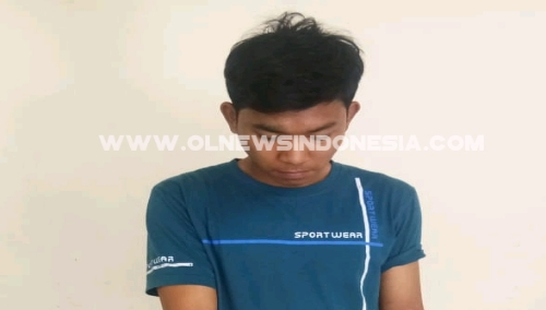 Ket foto : Tersangka M. Yudi Ginting menunjukan barang bukti jenis Togel saat berada di Polsekta Berastagi