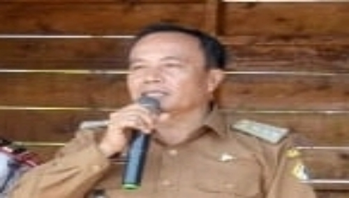 Foto : Camat Simanindo kabupaten Samosir, Dapot Simbolon, disela syukuran Organisasi Perkedes (Perkumpulan Kepala Desa) se-kecamatan Simanindo, Selasa (14/5) di Tio Beach Desa Garoga