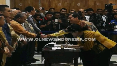 Ket foto  : tampak Bupati Karo Terkelin Brahmana SH usai melakukan penandatangan komitmen di gedung Lt II Kantor Gubernur Sumatera Utara, menyalami Ketua KPK Selasa (14/05) 2019