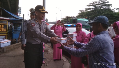 Foto bersama kapolsek cileungsi beserta anggota dan ibu ibu bhayangkari sebelum acara bagi bagi takjil