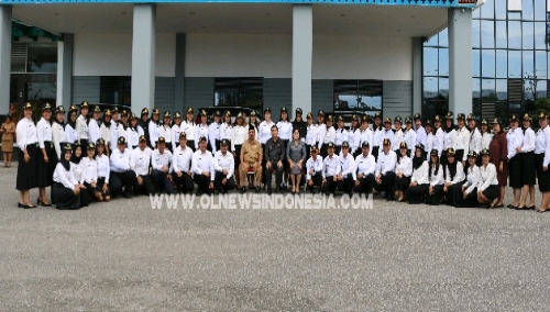 Ket foto : Bupati dan wakil Bupati Karo, dan Sekda Kab Karo Drs Kamperas Terkelin Purba berfose bersama seluruh CPNS di sela sela penyerahan SK di halaman kantor Bupati Karo Kabanjahe pada Senin (13/05) 2019