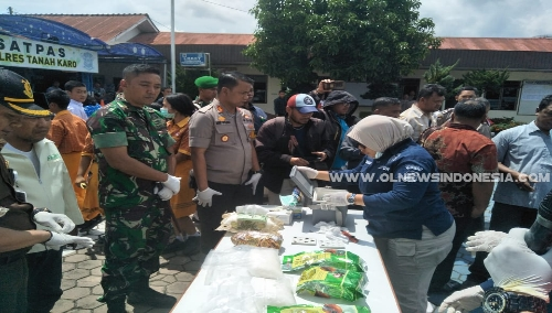 Ket foto : Kapolres Tanah Karo AKBP Benny Remus Hutajulu S.I.K turut serta dalam pemusnahan Narkoba di Halaman Mapolres Karo Kabanjahe pada Kamis (16/05) 2019