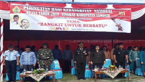 Foto : Para Forkompinda kab.Samosir serta ASN turut hadir di apel Harkutnas ke 111 di tanah lapang Pangururan.