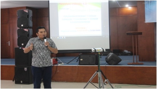 Foto : Dr Agusmanto Hutauruk MSi menyampaikan materi seminar Pendidikan Nasional